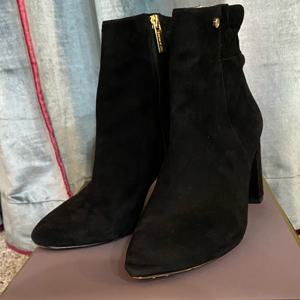 Louise et Cie black suede booties size 8.5